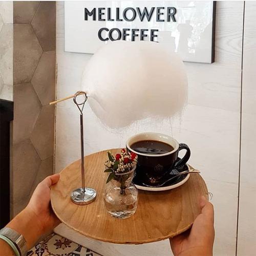 Shanghai Café’s Magical Cotton Candy Coffee – A Sweet Pouring Spectacle